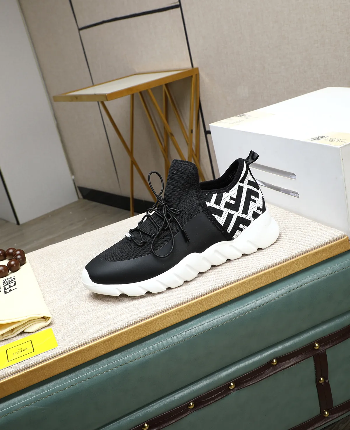 Men's Men's Shoes 💰700 Fendi Fendi's latest Tag series of men's casual mesh sports running shoes, originally purchased and developed, this Tag sports shoe is a one-leg sneaker, made of black high-tech mesh material with gray neoprene details. Oversized FENDI lettering on the side and translucent rubber details. Light and flexible rubber running shoe soles, beautifully packaged at the delivery counter, customized breathable lining, original molded foam rubber outsole, sole thickness: 3.5CM! Size: 39-44 (customized at 38.45.46)